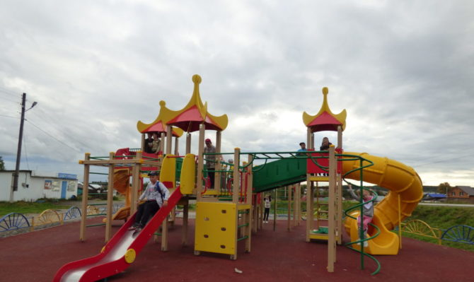 В посёлке Чёрное Соликамского округа детская игровая площадка сдана досрочно